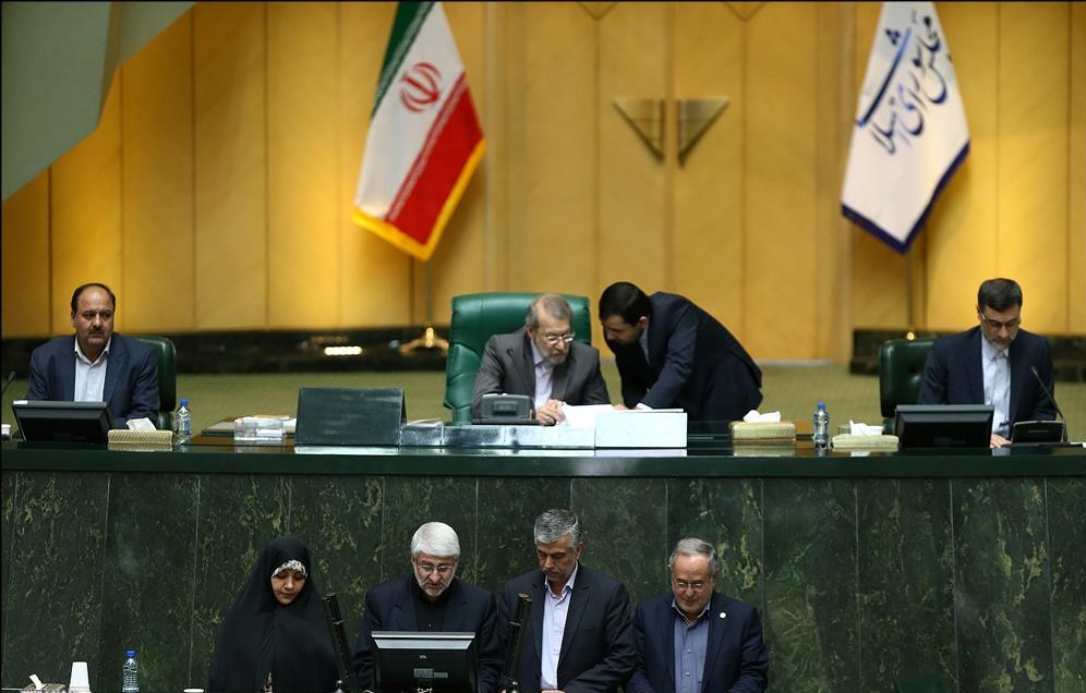 از نخستین امضا مجلس دهمی&zwnj;ها پای یک نامه تا زنگ &laquo;زنگنه&raquo; در صحن دهم/ چهار تبریزی در جایگاه!/ توزیع پاکت&zwnj;های امنیتی در صحن/ انتقاد کواکبیان به بای بای &laquo;لاریجانی&raquo;!