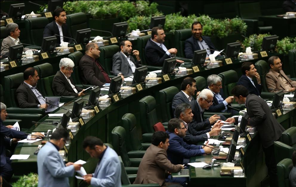 از نخستین امضا مجلس دهمی&zwnj;ها پای یک نامه تا زنگ &laquo;زنگنه&raquo; در صحن دهم/ چهار تبریزی در جایگاه!/ توزیع پاکت&zwnj;های امنیتی در صحن/ انتقاد کواکبیان به بای بای &laquo;لاریجانی&raquo;!