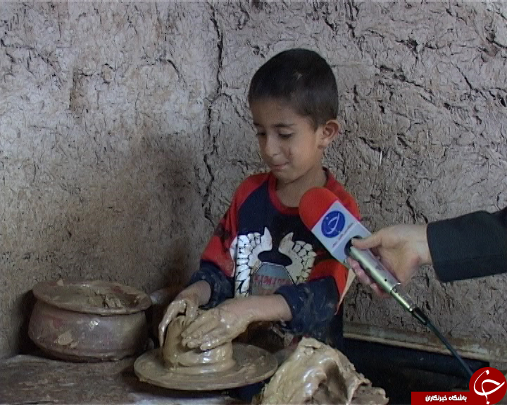 رونق چرخ های سفالگری هفت هزار ساله همچنان در کارگاه کاهگلی روستای سلیم آباد