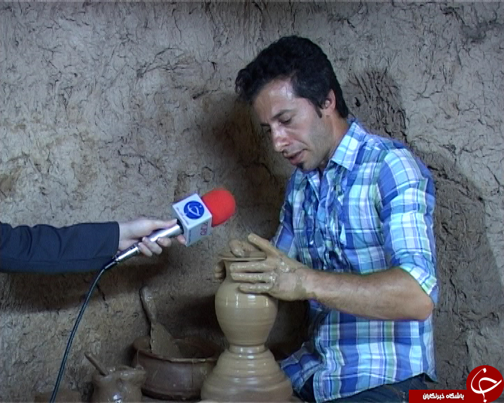 رونق چرخ های سفالگری هفت هزار ساله همچنان در کارگاه کاهگلی روستای سلیم آباد