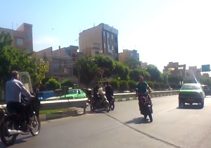 موتورسوارانی که خلاف جهت خیابان حرکت می‌کنند + فیلم