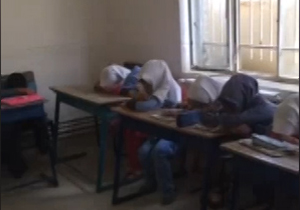 لحظه غم&zwnj;انگیز خداحافظی معلم با دانش&zwnj;آموزان + فیلم