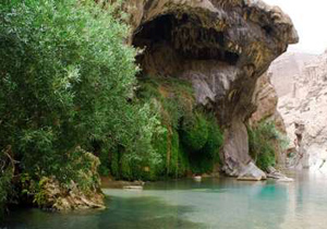 نجات گردشگران حادثه دیده در صخره های چشمه ناز سمیرم