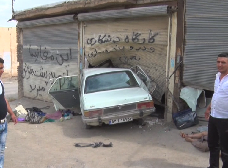 دو مصدوم در برخورد پیکان با مغازه