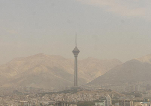 آسمان تهران در احاطه گرد و خاک/ پایتخت نشینان توصیه&zwnj;های ایمنی را جدی بگیرند