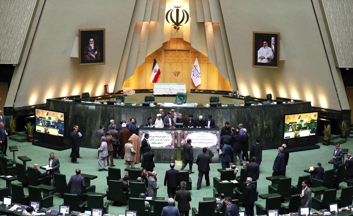 وقتی معاون پارلمانی وزارت جهاد یقه‌اش را در صحن مجلس چاک داد