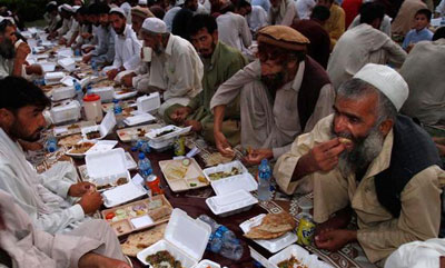 رمضان در افغانستان؛ از کاهش قیمت مواد غذایی تا تعطیلی 3 روزه "عید فطر" + تصاویر