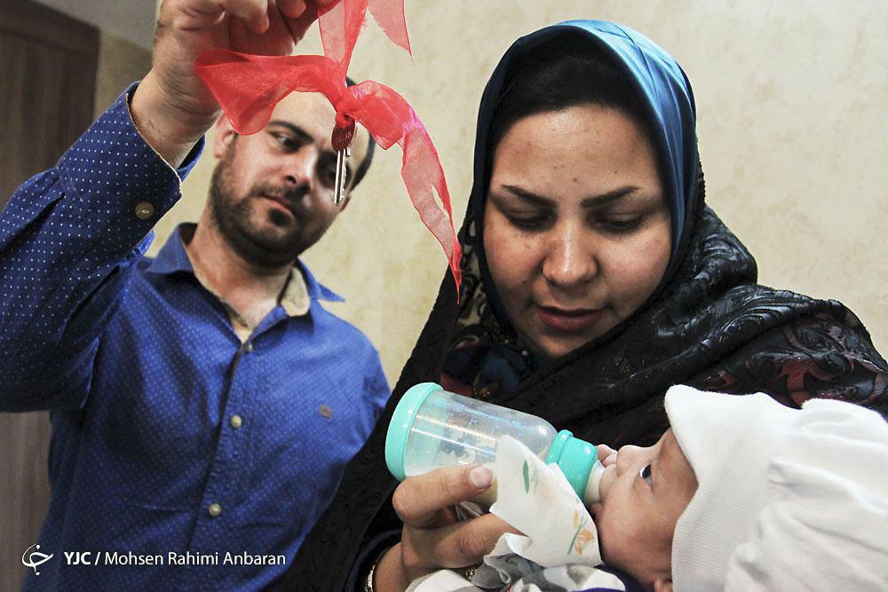 اهدای یک واحد مسکونی به خانواده پنج قلوهای مشهدی + تصویر