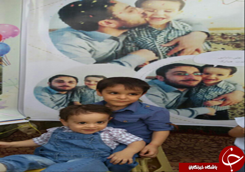 جشن تولد فرزند شهید مدافع حرم در جوار مزار پدر +تصاویر