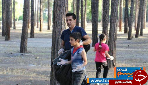 عکس/ خانواده&zwnj;ای که هر هفته تخت جمشید را تمیز می کنند