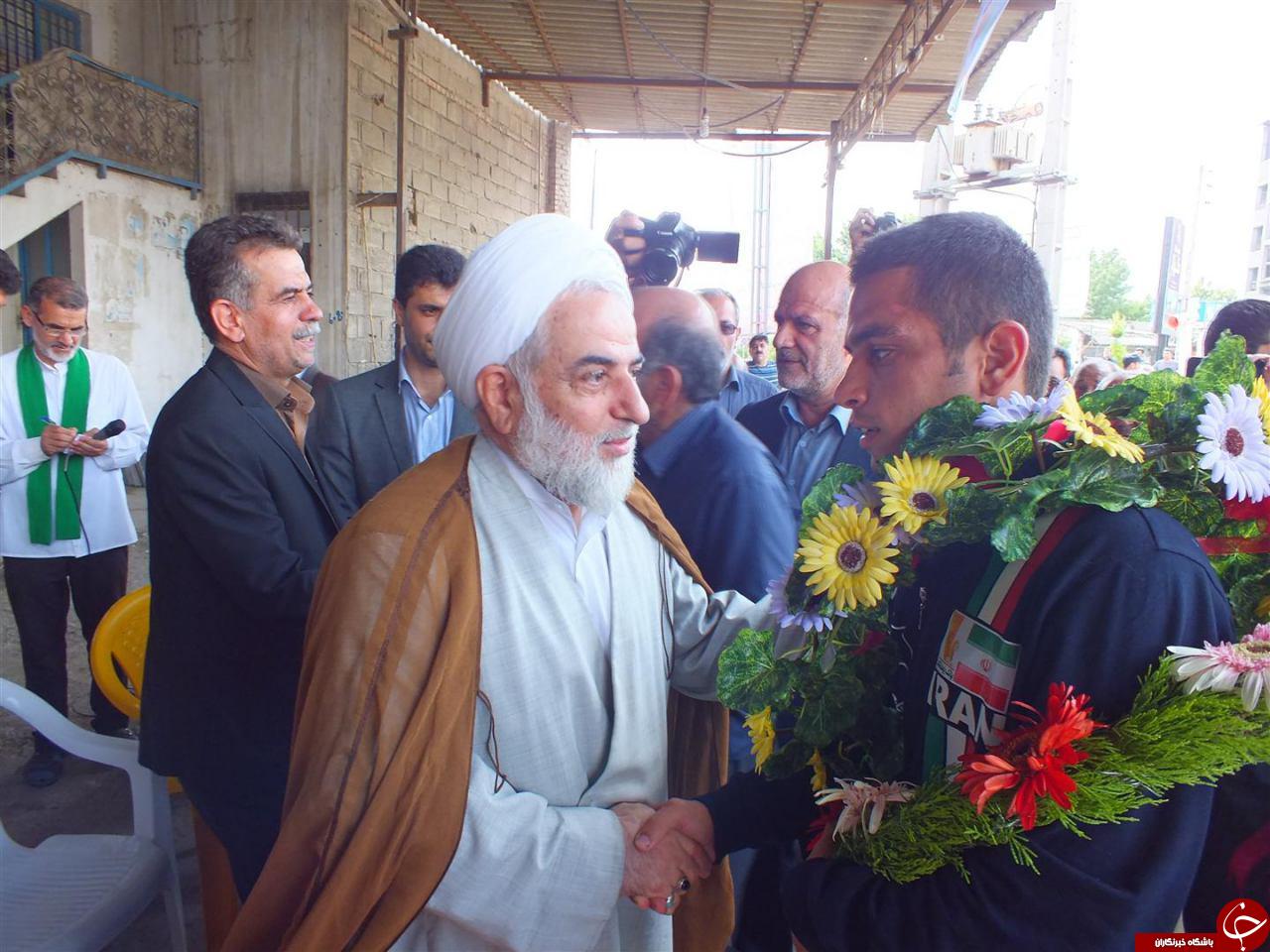 قهرمان جهان و تقدیم مدال به شهدای مدافع حرم + تصاویر