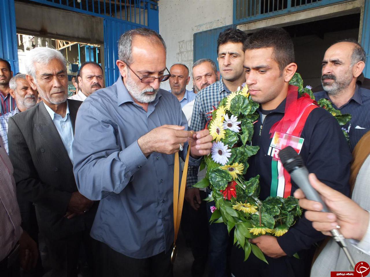 قهرمان جهان و تقدیم مدال به شهدای مدافع حرم + تصاویر