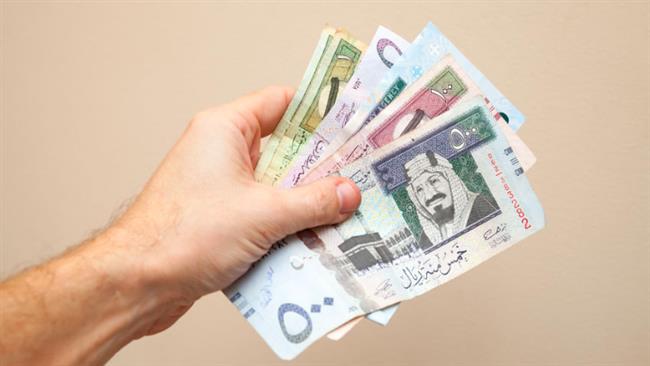 آل&zwnj;سعود برای حل بحران مالی به فکر چاره افتاد/طرح دریافت مالیات از خارجی&zwnj;ها