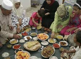 دهستانی که شیعه و سنی بر سر یک سفره افطار می نشینند