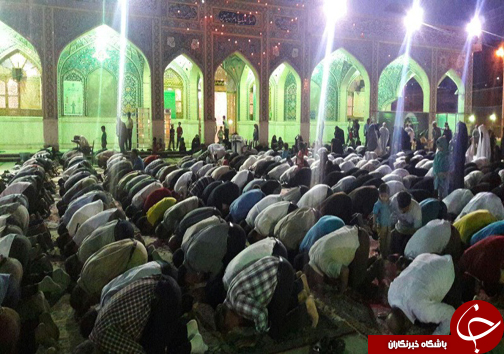 نماز مغرب و عشاء در امامزاده سید حسین(ع) کازرون + تصاویر