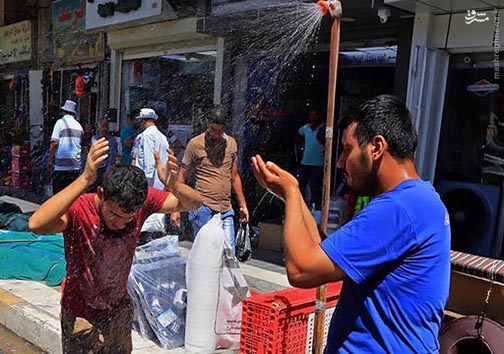 عکس/ راهکار خیابانی عراقی&zwnj;ها برای خنک شدن