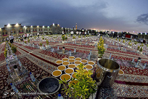 عظیم ترین سفره افطاری در حرم امام رضا علیه السلام + تصویر