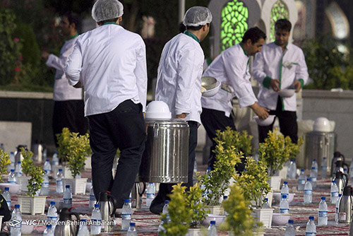 عظیم ترین سفره افطاری در حرم امام رضا علیه السلام + تصویر
