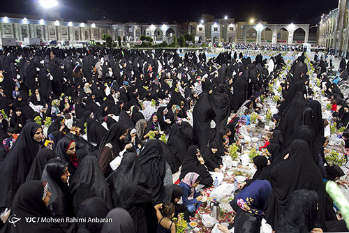 عظیم ترین سفره افطاری در حرم امام رضا علیه السلام + تصویر
