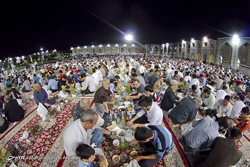 عظیم ترین سفره افطاری در حرم امام رضا علیه السلام + تصویر