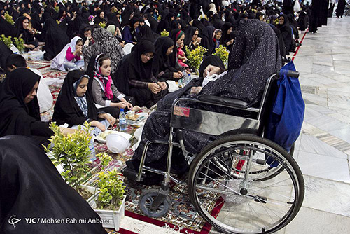 عظیم ترین سفره افطاری در حرم امام رضا علیه السلام + تصویر