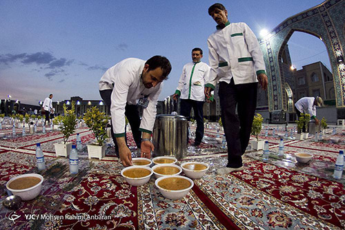 عظیم ترین سفره افطاری در حرم امام رضا علیه السلام + تصویر