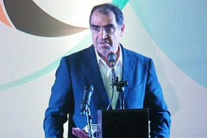 وزیر بهداشت خواستار انتقال کودک بدون چشم ایذه ای به تهران شد