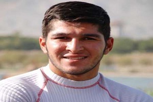مجللی کتابها را هم مانند پارو کشی به بازی گرفته است