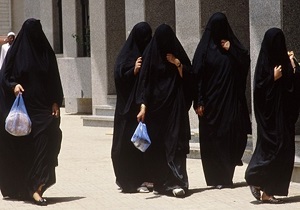تشبیه زنان محجبه عربستانی به کیسه زغال از سوی روزنامه عکاظ!