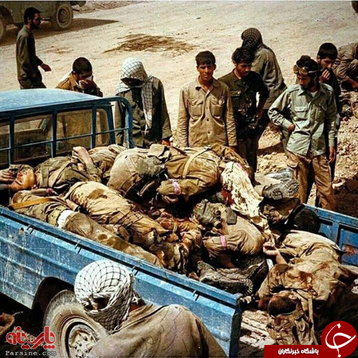 تصویری دیده نشده از تخلیه پیکر شهدا در دوران جنگ