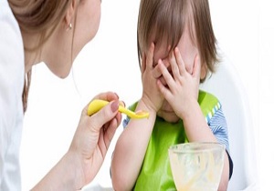 ۸ ترفند ساده برای غذا دادن به کودکان بد غذا