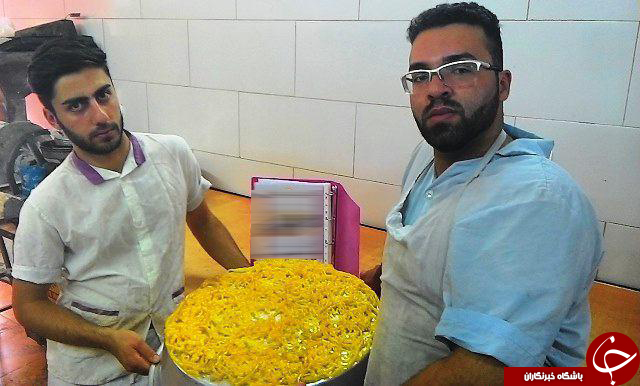 پخت بزرگ&zwnj;ترین زولبیای کشور + تصاویر