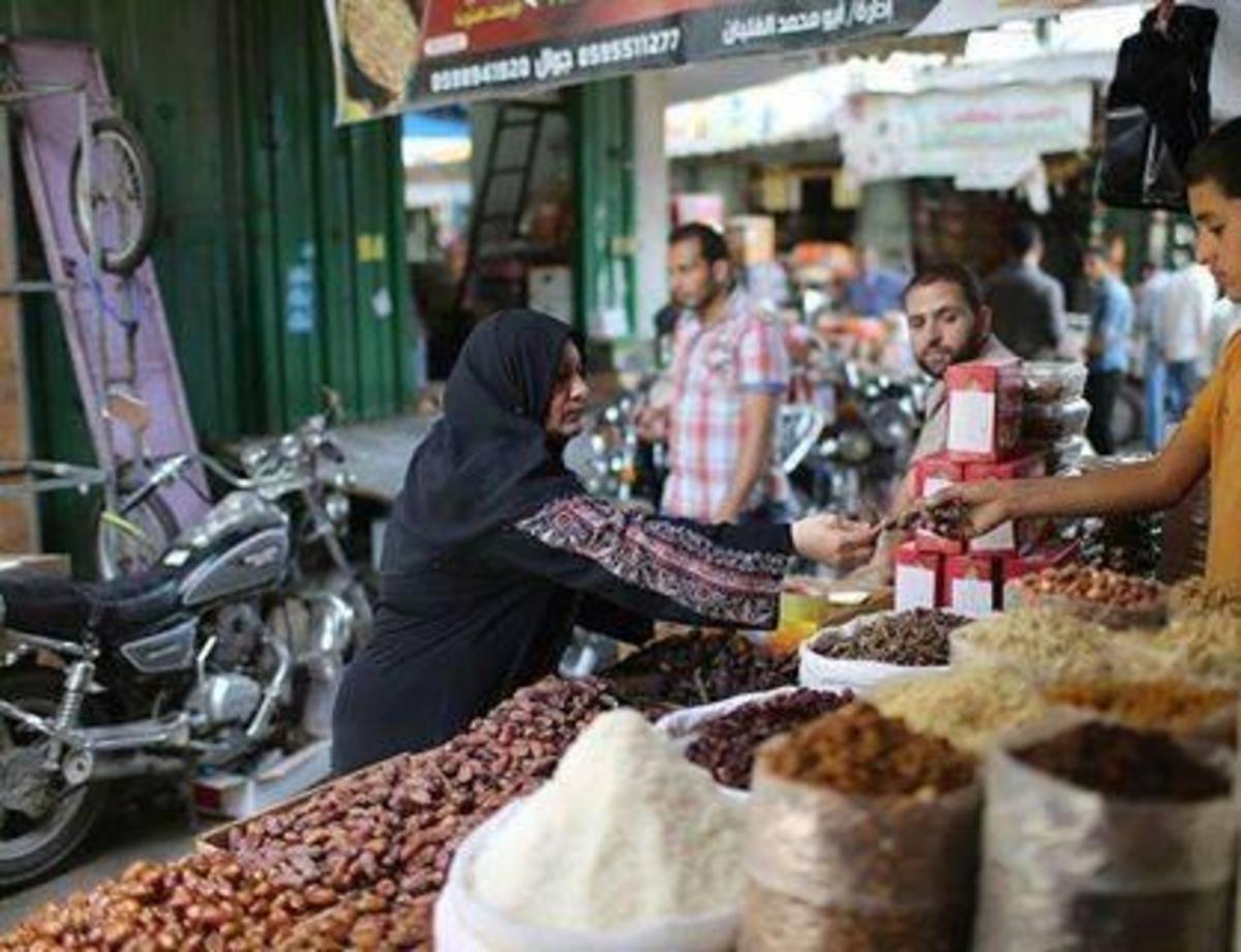 ماه رمضان در فلسطین؛از کمک مالی و غذایی به نیازمندان تا افطار روزه‌داران با "المنسف" + تصاویر