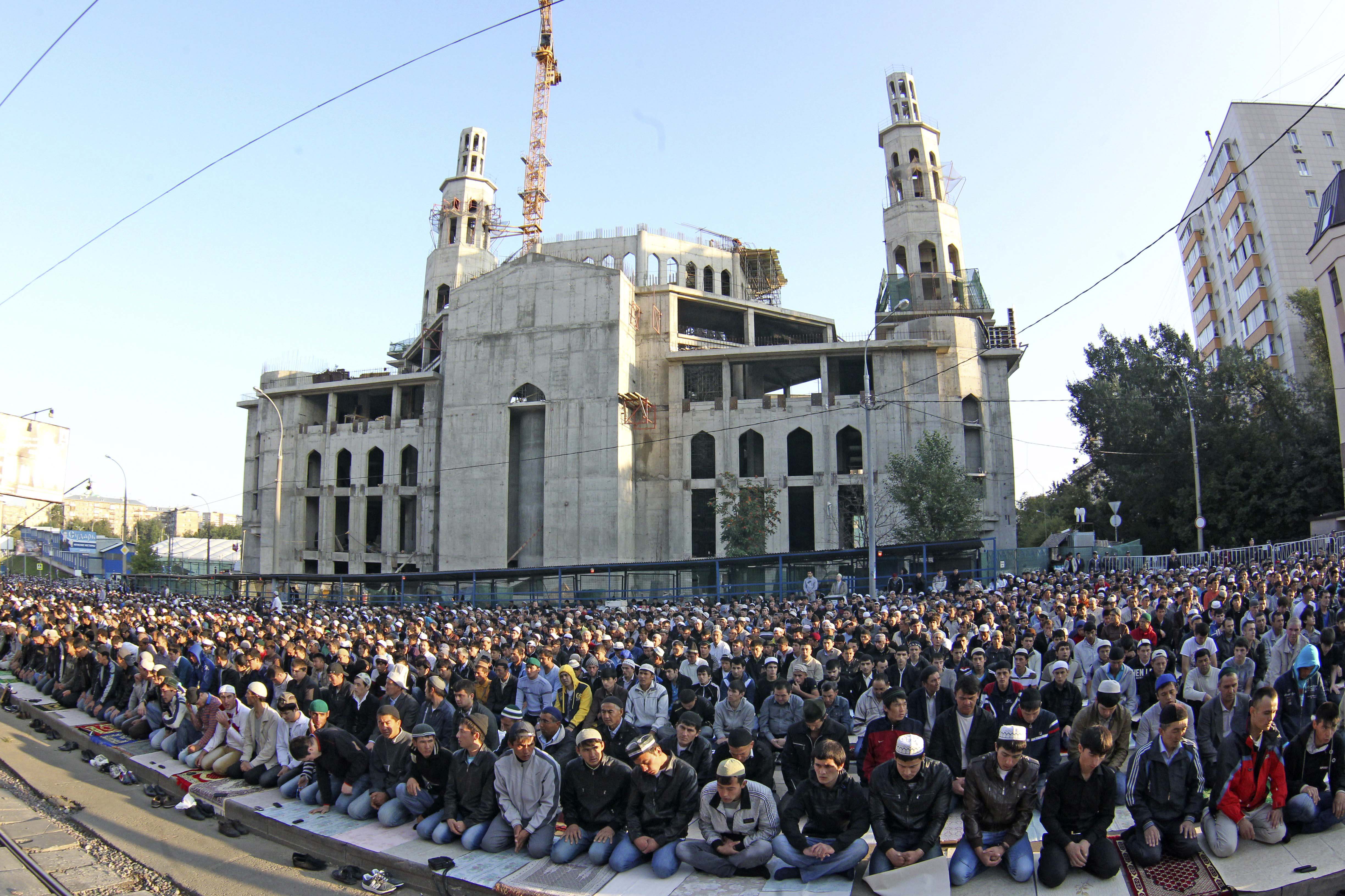 ماه رمضان در روسیه؛ از برگزاری باشکوه نمازجماعت تا سفره هایی با نام "موائد الرحمن" + تصاویر
