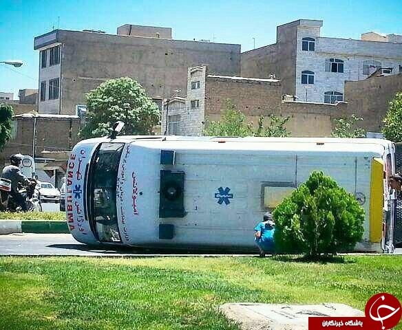 واژگونی آمبولانس در تصادف با پيكان وانت+عکس