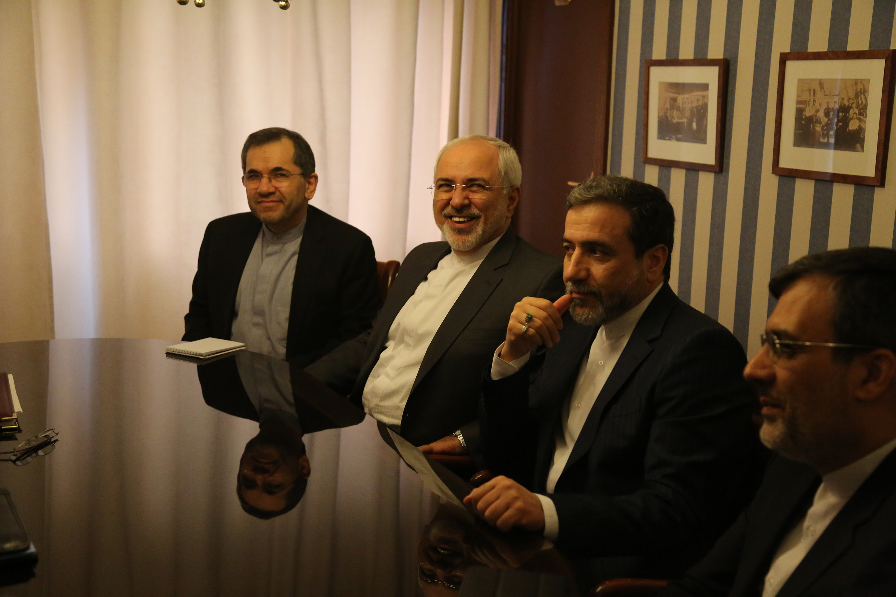 رایزنی ظریف و کری پیرامون رفع موانع اجرای برجام+تصاویر