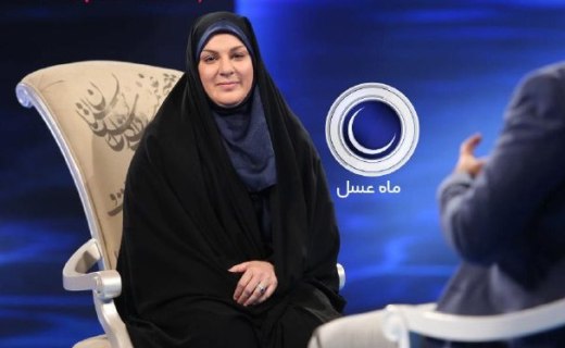 عشقی که پشت میله&zwnj;های زندان رقم خورد/ بوسه عاشقانه یک مرد بر دستان همسر فداکار + فیلم