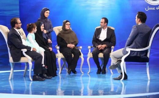 عشقی که پشت میله&zwnj;های زندان رقم خورد/ بوسه عاشقانه یک مرد بر دستان همسر فداکار + فیلم