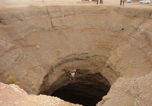 نجات معجزه‌آسای کارگر ساختمانی از اعماق چاه 40 متری +تصاویر
