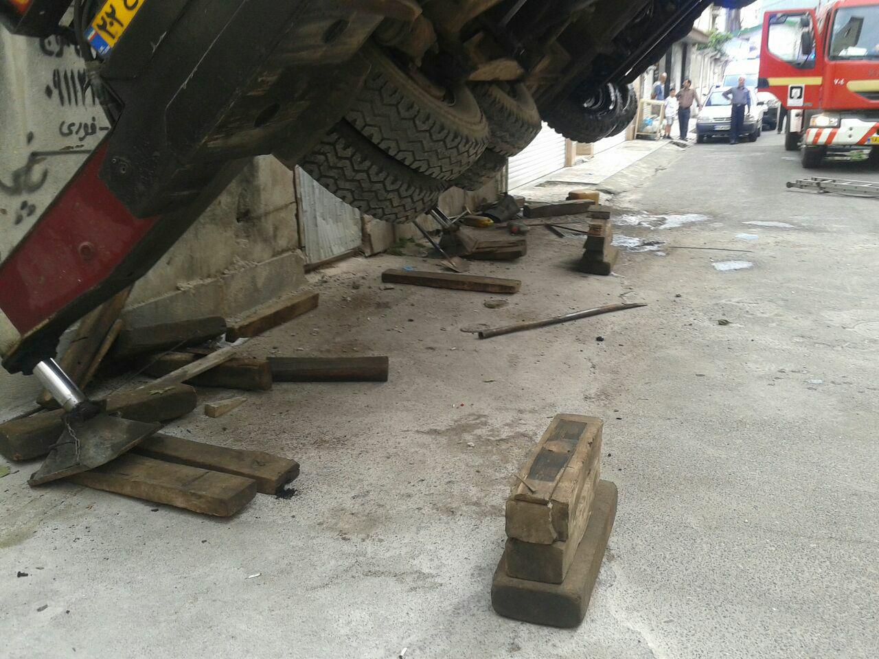 واژگون شدن جرثقیل در گلسار رشت + تصاویر