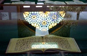 نمایش نفایس قرآنی کتابخانه آستان قدس در نمایشگاه قرآن و عترت