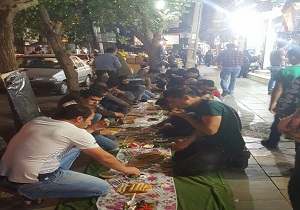 سفره افطاری کسبه برای رهگذران + تصاویر