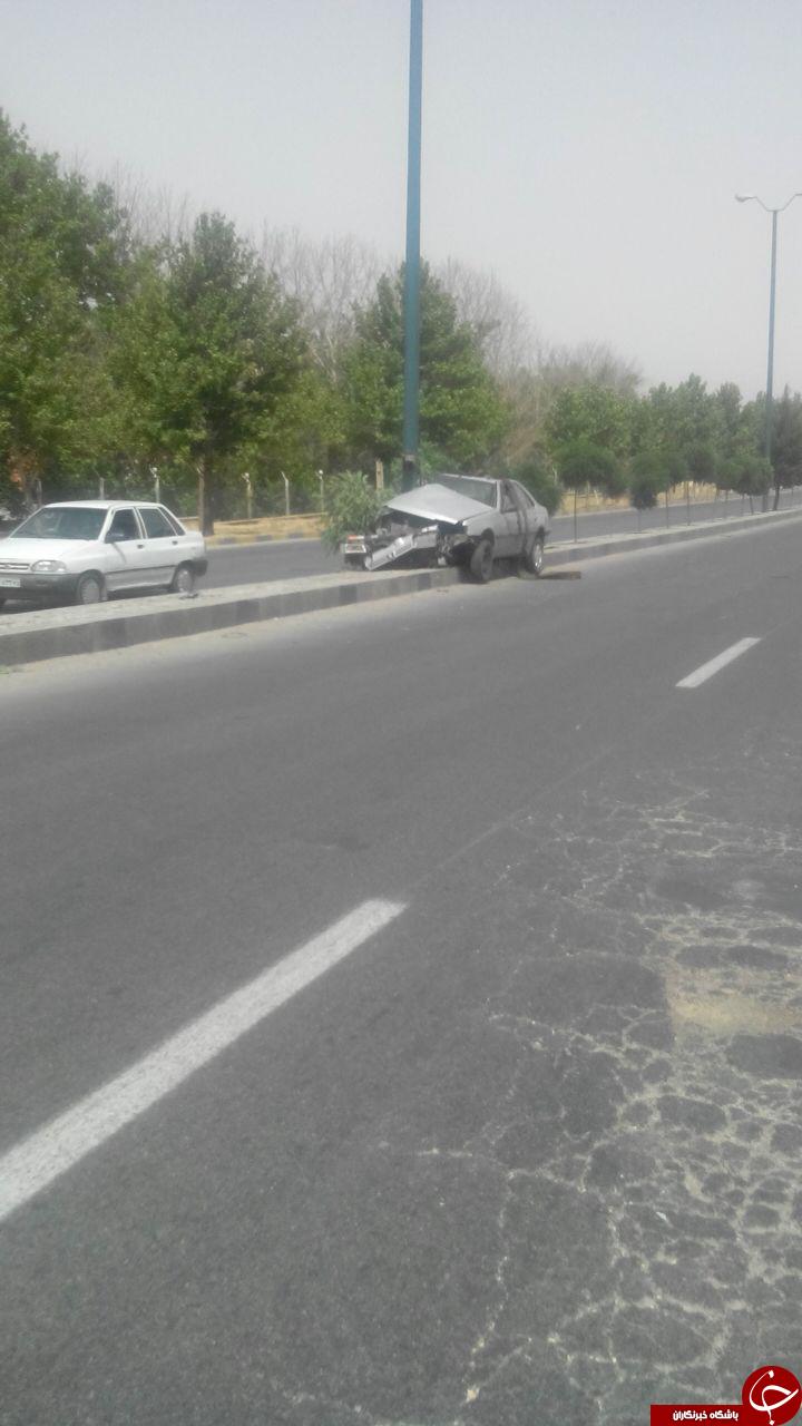برخورد پژو با تیربرق به علت سرعت غیرمجاز + تصاویر