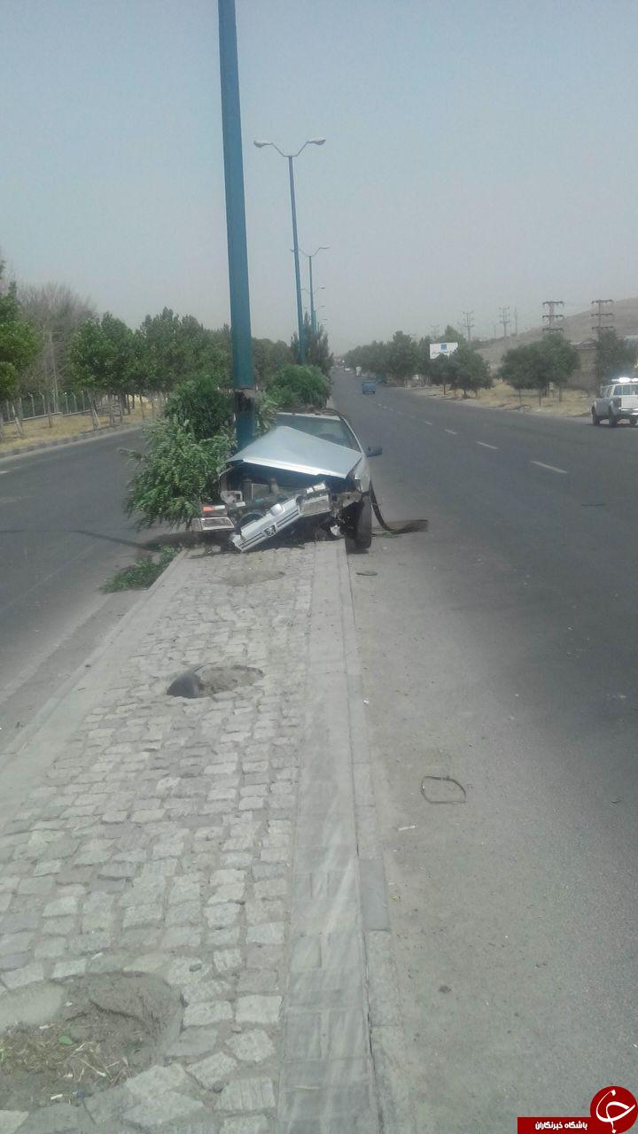 برخورد پژو با تیربرق به علت سرعت غیرمجاز + تصاویر