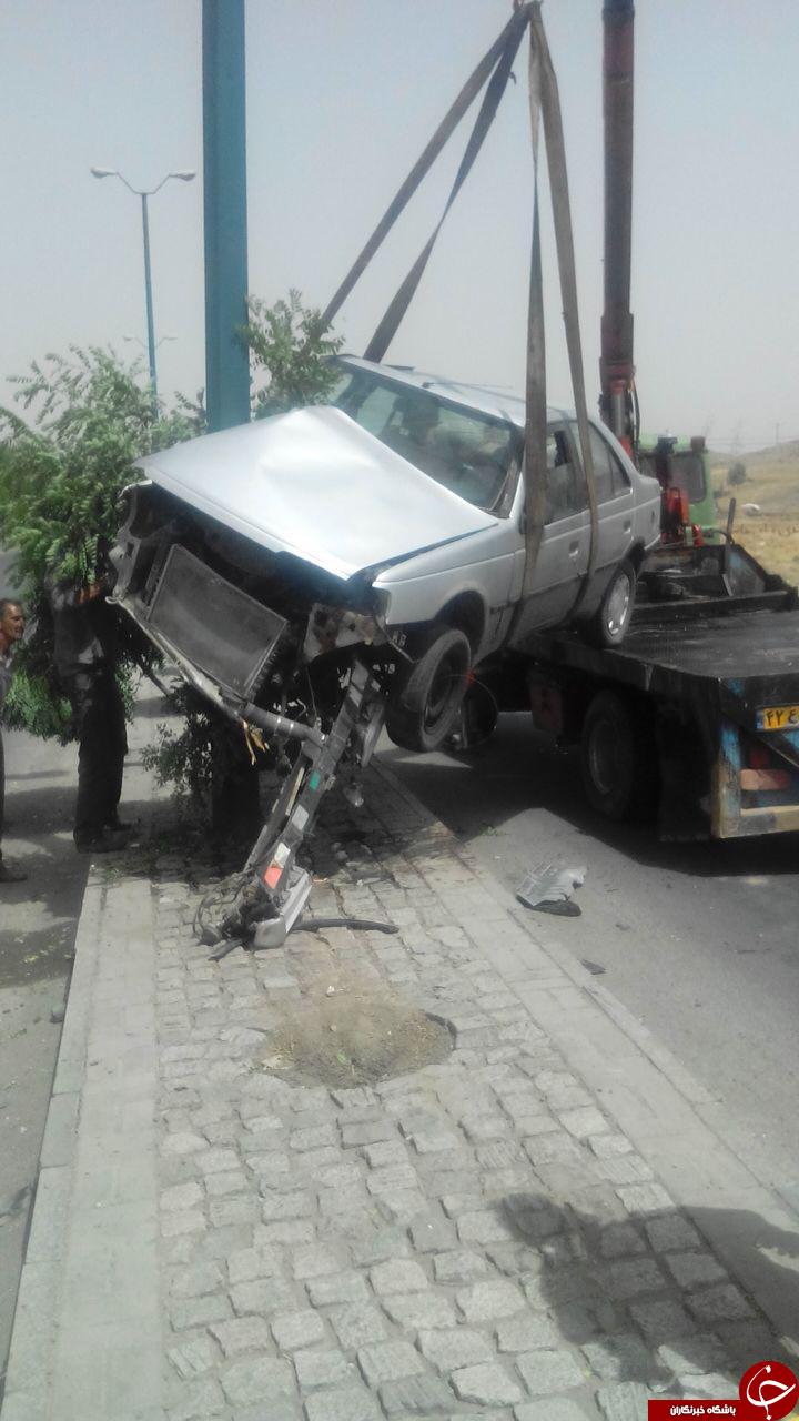 برخورد پژو با تیربرق به علت سرعت غیرمجاز + تصاویر