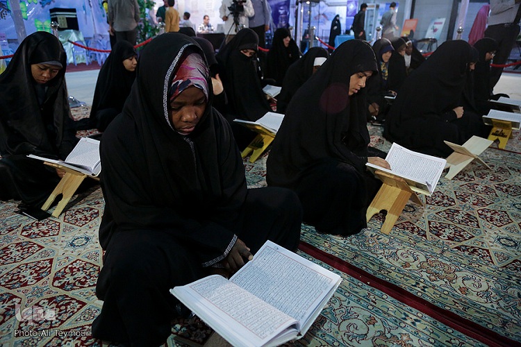 جزء‌خوانی مسلمانان کشورهای اسلامی در نمایشگاه بین‌المللی قرآن مشهد