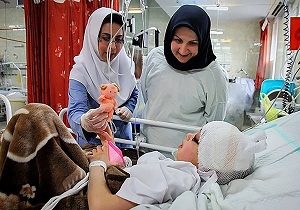قربانی کودک آزاری در آغوش گرم پرستار نجات یافت