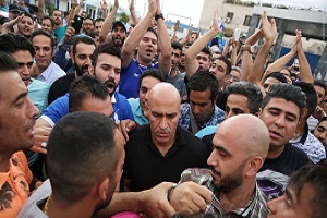 استقبال هواداران آبی از حضور منصوریان در استقلال +فیلم