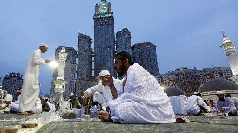 بریزوبپاش سعودی&zwnj;ها در مراسم افطار