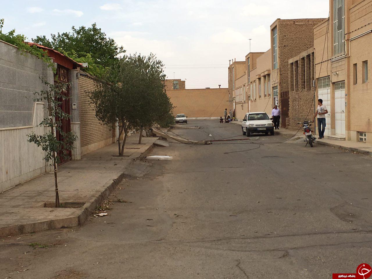 سقوط تیر برق در یک قدمی خودرو 206 + تصاویر